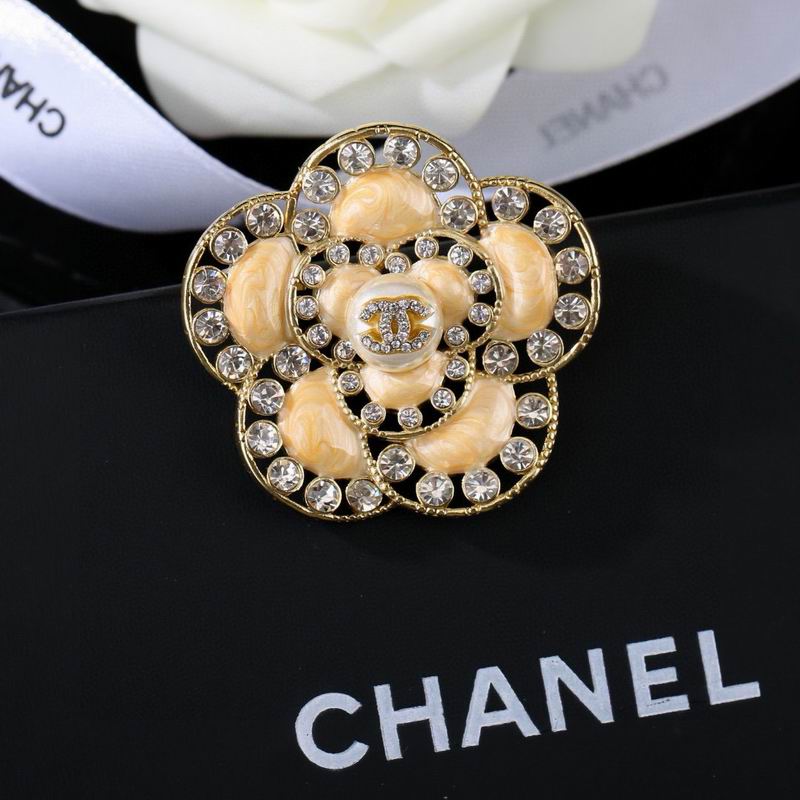 Chanel Brooch 03yxs143
